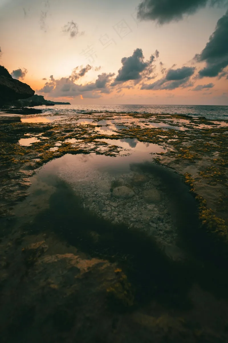晨曦海岸的宁静倒影