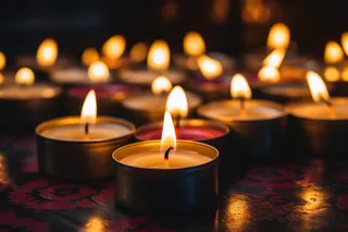 蜡烛黑暗中的蜡烛摄影图