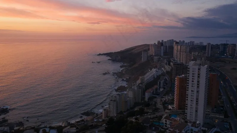 黄昏时分的海岸线城市景观
