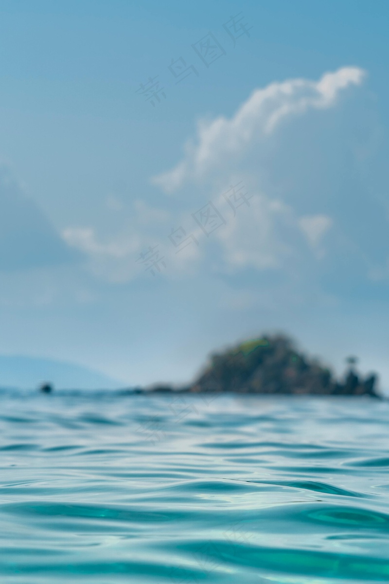 宁静海面上的孤岛倩影
