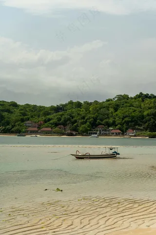 宁静的热带海滩和孤独的小船