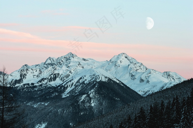 雪山红云半月