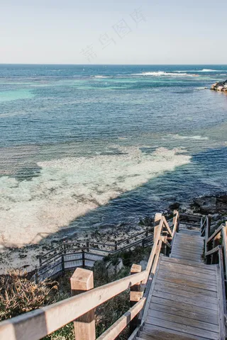 通往碧海的木质阶梯