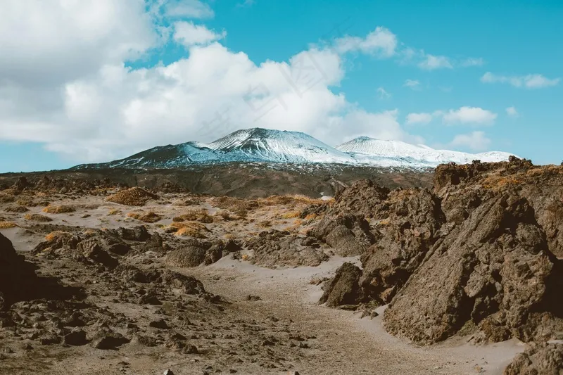 冰雪覆盖下的崎岖地貌