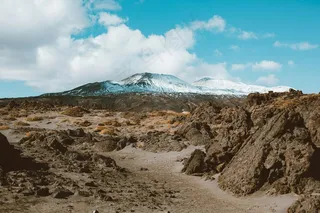 冰雪覆盖下的崎岖地貌