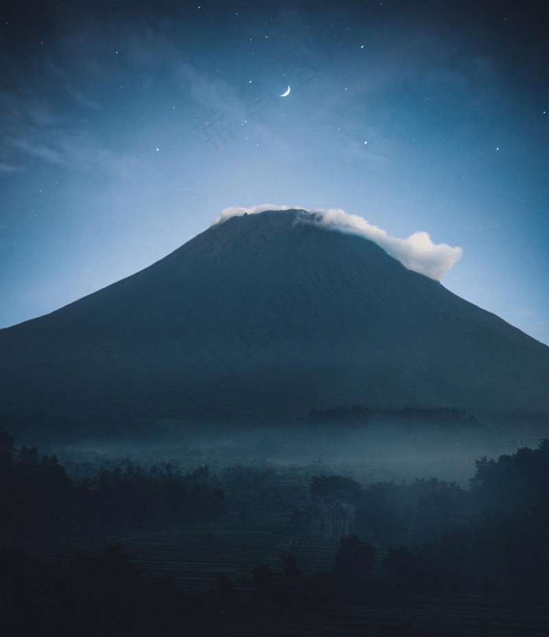 夜幕下的宁静山峰