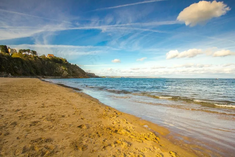金色沙滩与宁静海岸线的黄昏