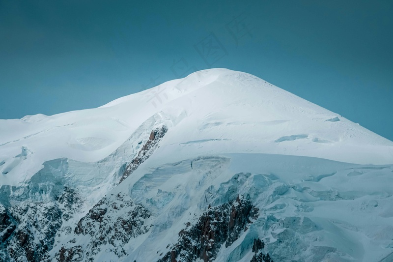 冰雪覆盖的山峰