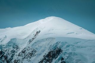 冰雪覆盖的山峰