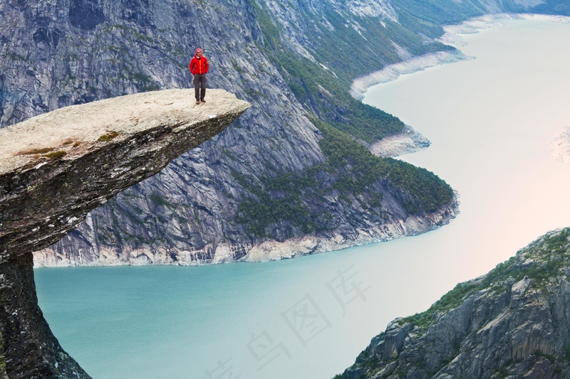 湖泊山峰图片