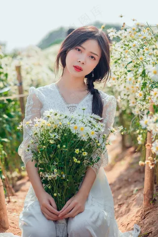 花园女生拿菊花花朵