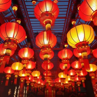 红灯笼新年屋檐挂着点亮的红灯笼中国风摄影图