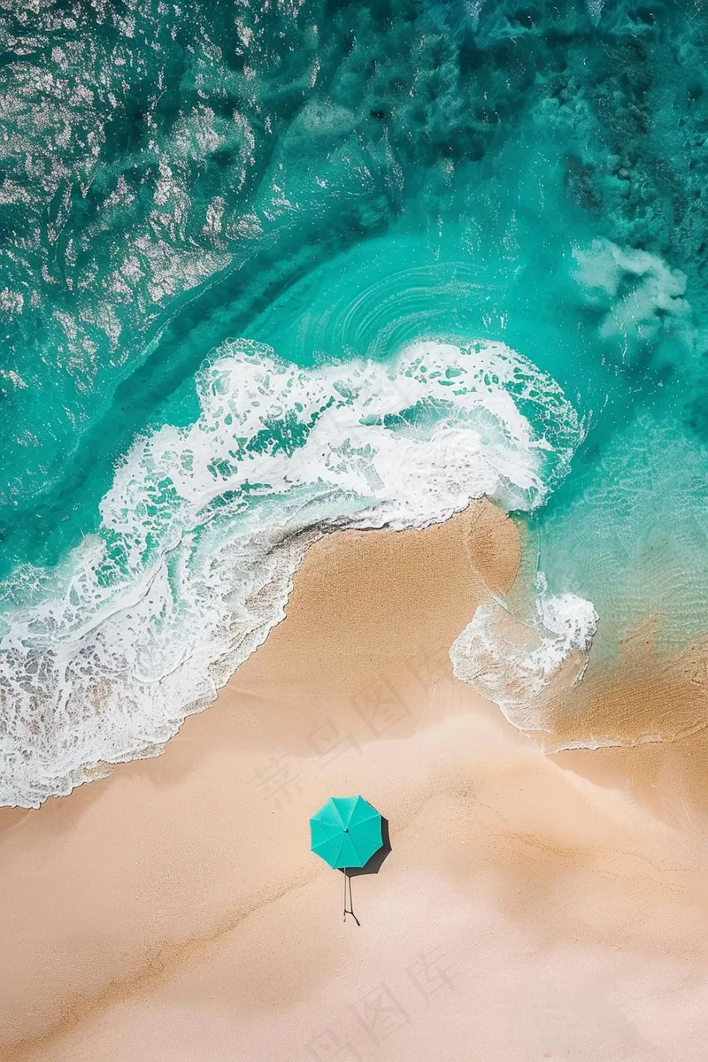 夏日海滩蓝色海洋度假摄影图(2688x4032)