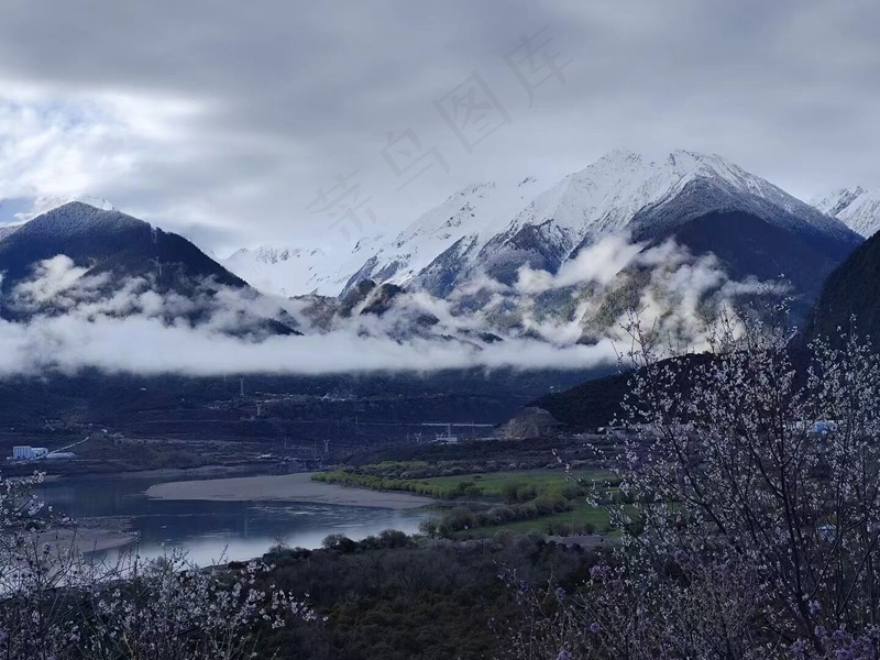 西藏高山白云