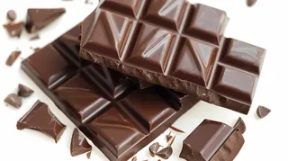 巧克力白色背景 摄影图