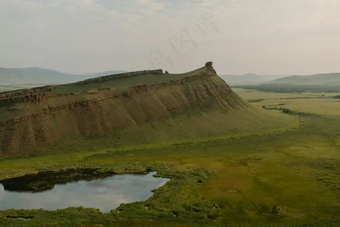 草原边缘的孤峰与宁静湖泊 草原边缘的孤峰与宁静湖泊