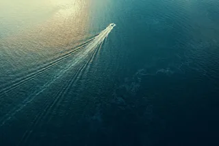 宁静海面上的孤船留痕