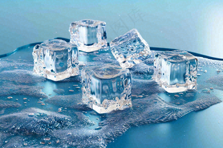 夏日清凉透明的冰块摄影图