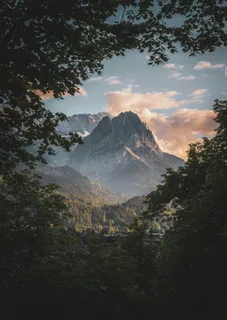 云雾缭绕的山脉与小镇