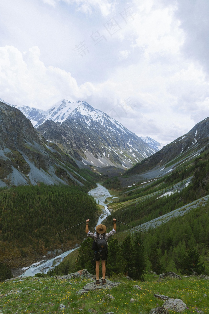 征服自然的旅人与壮丽山脉