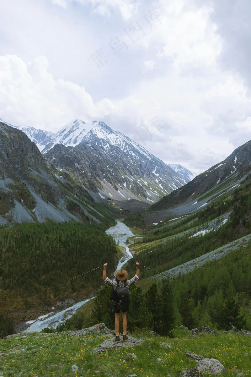 征服自然的旅人与壮丽山脉