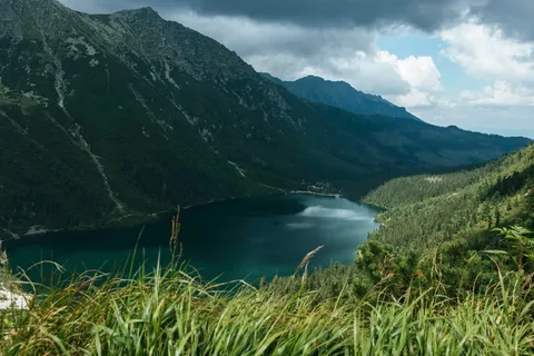 山谷中的宁静湖泊 山谷中的宁静湖泊