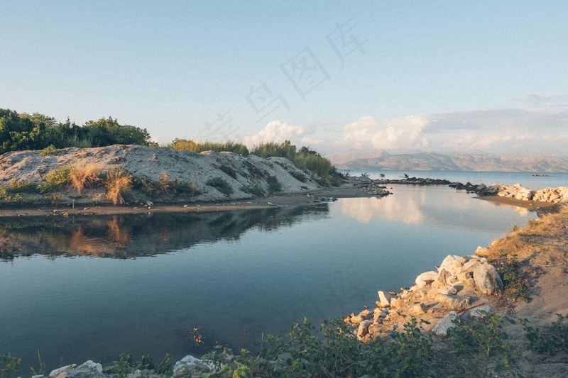 静谧湖岸边的沙丘与远山