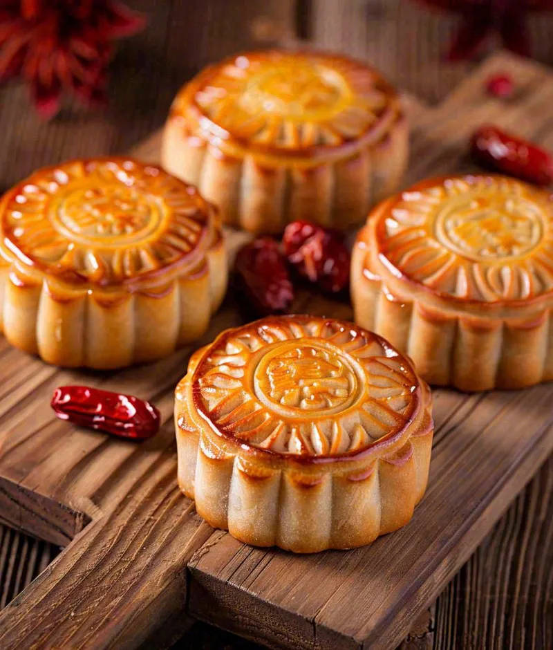 中国美食月饼糕点中秋木质托盘摄影图(1008x1184)