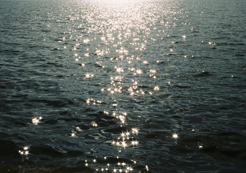 波光粼粼的宁静海面