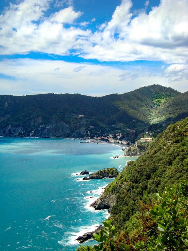 山丘与海边的小镇