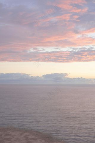 晨光中的宁静海岸线