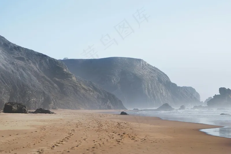 悬崖边的宁静海滩