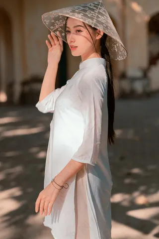 传统的民族服饰美丽女士4