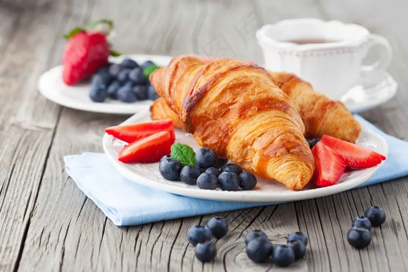 蓝莓牛角面包甜品