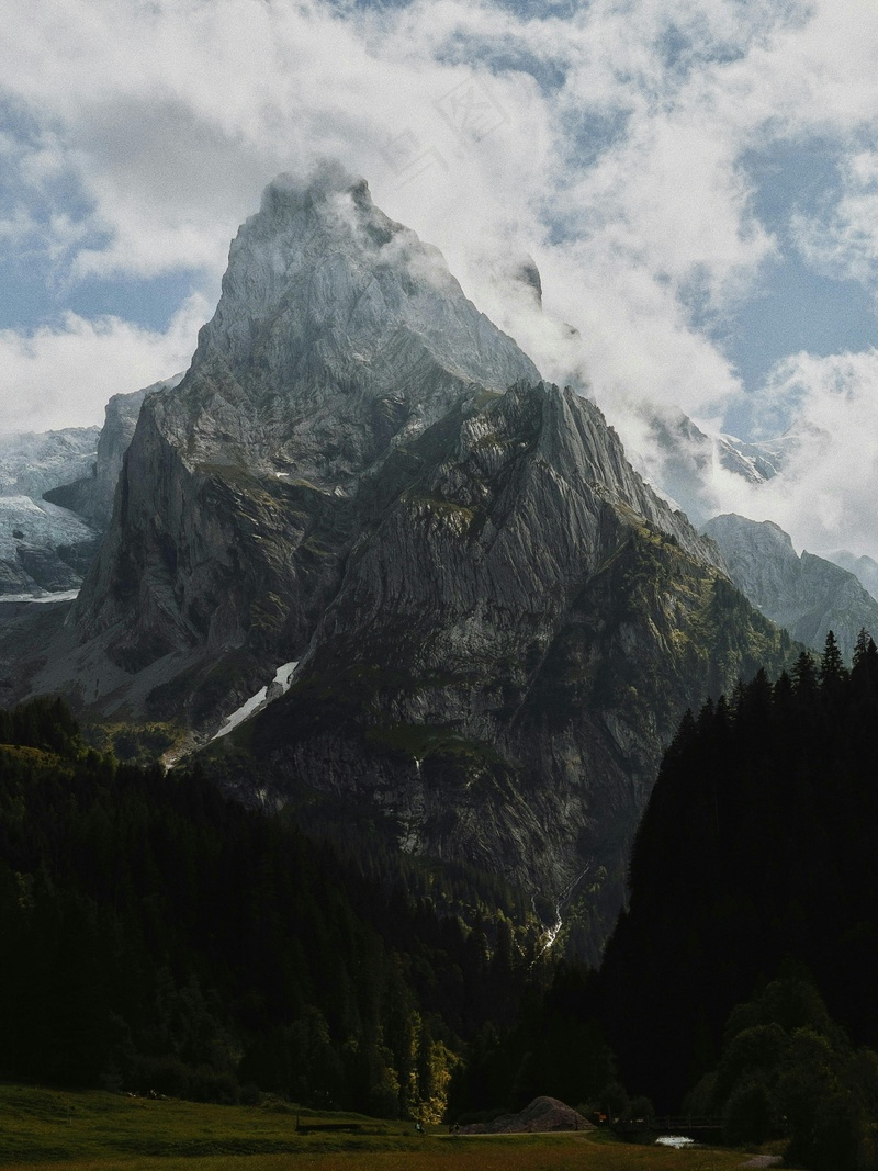 云雾缭绕峭壁林立的壮丽山景