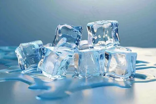 夏日清凉透明的冰块摄影图