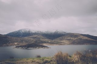 湖泊山峰图片