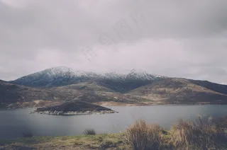 湖泊山峰图片