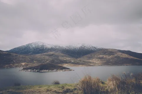 湖泊山峰图片 湖泊山峰图片