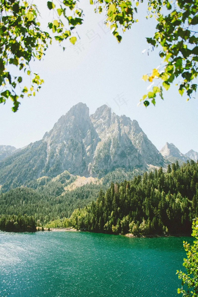 碧水环抱的静谧山峰