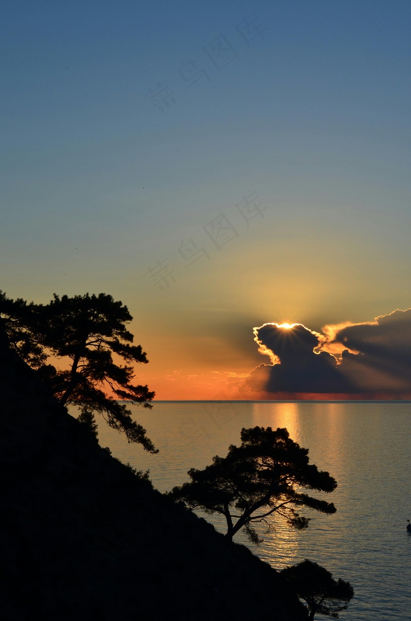 海边日落时分的光芒四射