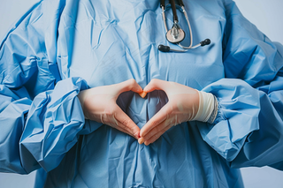 医护人员爱心手势摄影图