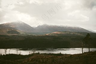 湖泊山峰图片