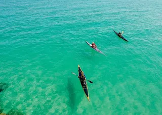 碧海划舟：宁静海面上的皮划艇