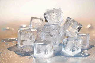 夏日清凉透明的冰块摄影图
