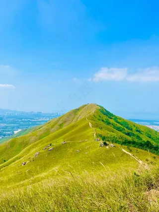 蓝绿色纯净风高山图片
