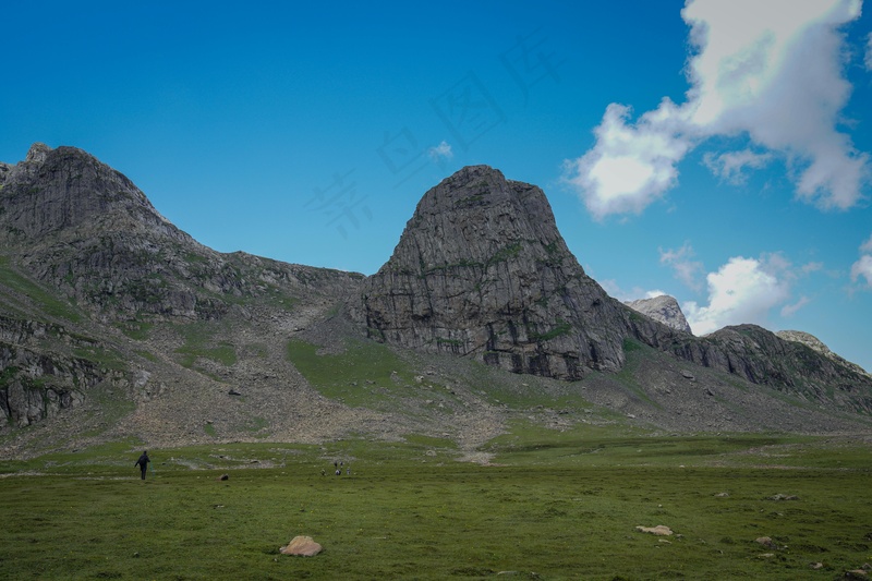 草原脚下的巍峨山峰