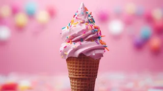 夏日冰淇淋清凉蛋筒甜点摄影图