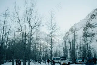 冬季山谷中的宁静时刻