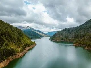 湖光山色间的静谧时光